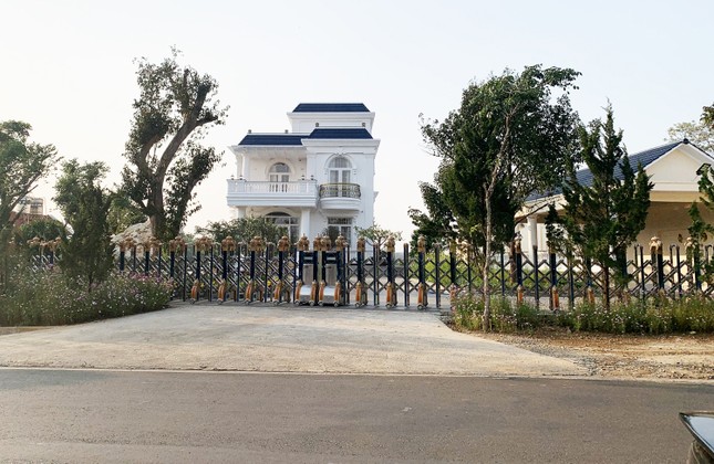 Biệt thự không phép đồ sộ ‘mọc’ trên đất quy hoạch ảnh 1