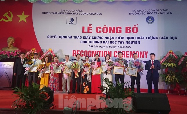 Đại học lớn nhất Tây Nguyên được trao chứng nhận kiểm định chất lượng ảnh 1