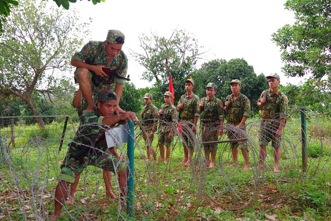 Đại đội trinh sát 'mình đồng da sắt' trên thao trường ảnh 4