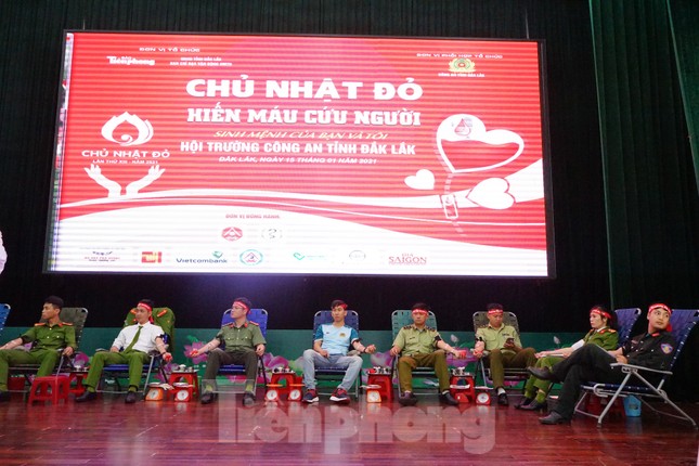 Chủ nhật Đỏ tại Công an tỉnh Đắk Lắk: Nhà tu hành, người dân vào hiến máu ảnh 21