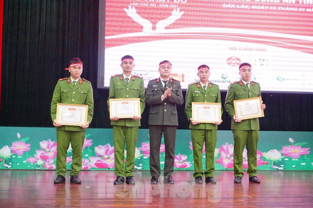 Chủ nhật Đỏ tại Công an tỉnh Đắk Lắk: Nhà tu hành, người dân vào hiến máu ảnh 20