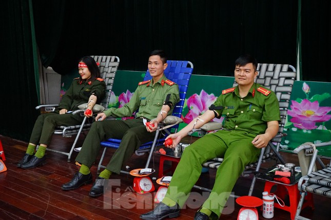 Chủ nhật Đỏ tại Công an tỉnh Đắk Lắk: Nhà tu hành, người dân vào hiến máu ảnh 4