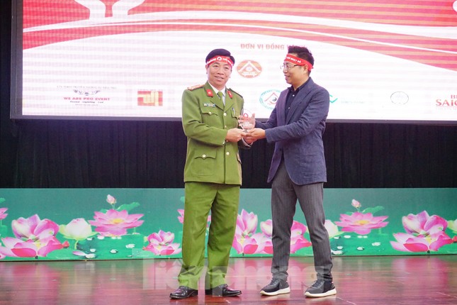 Chủ nhật Đỏ tại Công an tỉnh Đắk Lắk: Nhà tu hành, người dân vào hiến máu ảnh 10