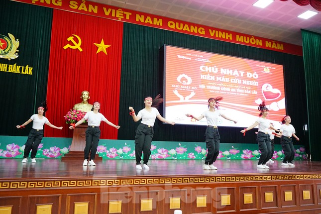 Chủ nhật Đỏ tại Công an tỉnh Đắk Lắk: Nhà tu hành, người dân vào hiến máu ảnh 2