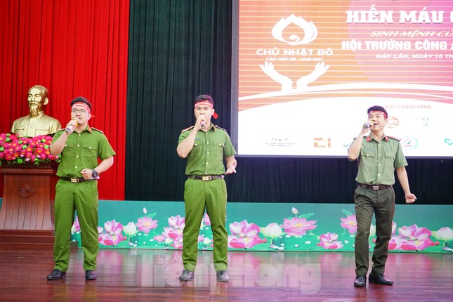Chủ nhật Đỏ tại Công an tỉnh Đắk Lắk: Nhà tu hành, người dân vào hiến máu ảnh 1