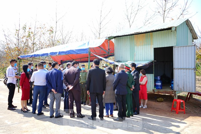 Ngày đầu năm mới, Chủ tịch Đắk Lắk đến các chốt kiểm soát dịch bệnh chúc Tết ảnh 3