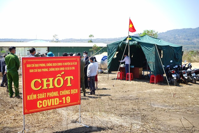 Ngày đầu năm mới, Chủ tịch Đắk Lắk đến các chốt kiểm soát dịch bệnh chúc Tết ảnh 5