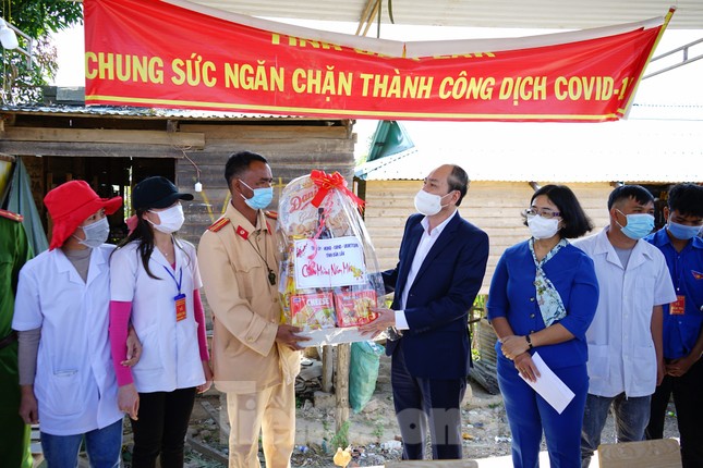Ngày đầu năm mới, Chủ tịch Đắk Lắk đến các chốt kiểm soát dịch bệnh chúc Tết ảnh 4