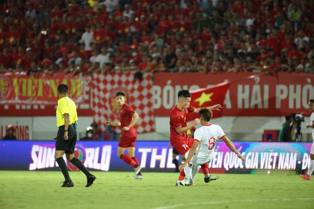 越南隊以1-0擊敗中國香港隊，贏得首場勝利，特魯西埃教練合照40