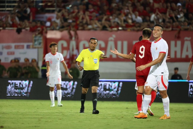 越南隊以1-0擊敗中國香港隊，贏得首場勝利，特魯西埃教練合照36