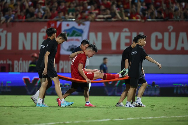 越南隊以1-0擊敗中國香港隊，贏得首場勝利，特魯西埃教練合照41