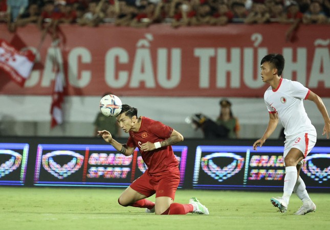 越南隊以1-0擊敗中國香港隊，贏得首場勝利，特魯西埃教練合照30