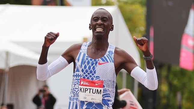 Kelvin Kiptum thiết lập kỷ lục thế giới mới tại Chicago Marathon ảnh 1