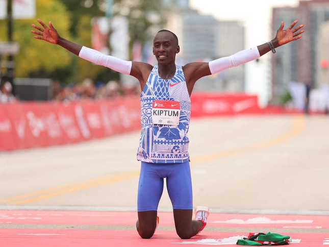 Kelvin Kiptum thiết lập kỷ lục thế giới mới tại Chicago Marathon ảnh 3