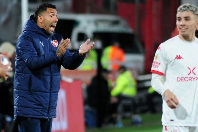 Carlos Tevez sốc khi các học trò đá bóng giỏi nhưng không biết 2+2 bằng mấy ảnh 1