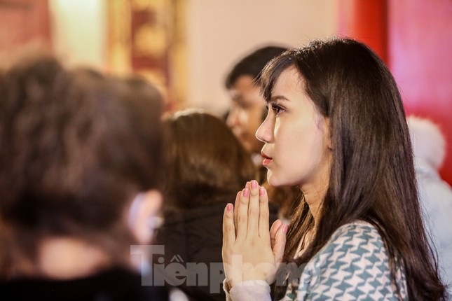 Giữa dịch corona, người người đi lễ Phủ Tây Hồ cúng rằm tháng Giêng ảnh 15