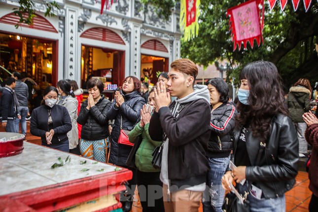 Giữa dịch corona, người người đi lễ Phủ Tây Hồ cúng rằm tháng Giêng ảnh 3