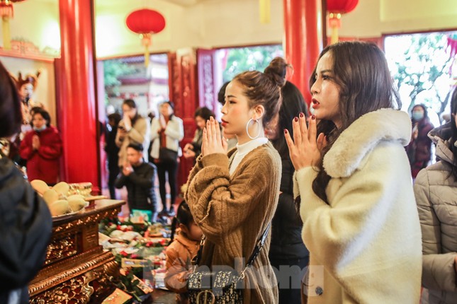 Giữa dịch corona, người người đi lễ Phủ Tây Hồ cúng rằm tháng Giêng ảnh 6