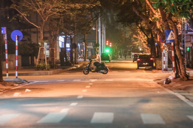 Phố phường Hà Nội 'ngủ đông' giữa dịch COVID-19 ảnh 13