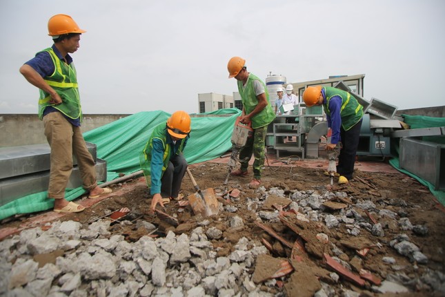 Cắt ngọn hàng loạt công trình sai phép tồn đọng ở quận 'lõi' Hà Nội ảnh 8