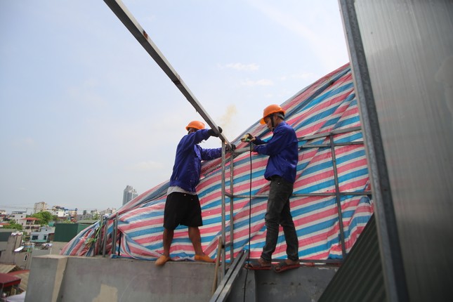 Cắt ngọn hàng loạt công trình sai phép tồn đọng ở quận 'lõi' Hà Nội ảnh 3