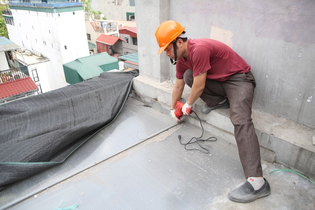 Cắt ngọn hàng loạt công trình sai phép tồn đọng ở quận 'lõi' Hà Nội ảnh 4