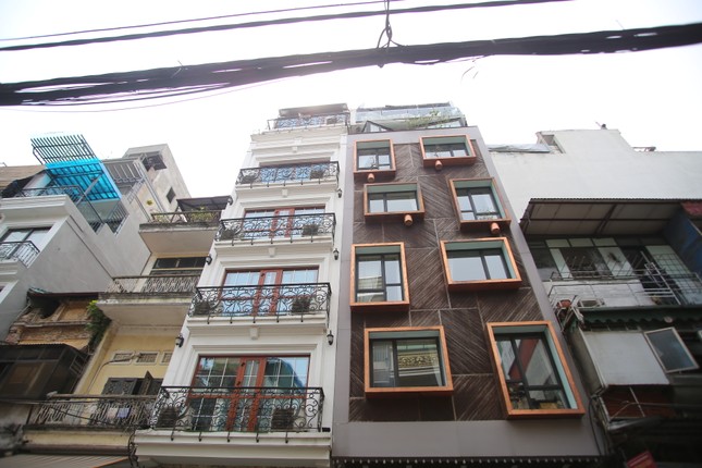 Cắt ngọn hàng loạt công trình sai phép tồn đọng ở quận 'lõi' Hà Nội ảnh 2
