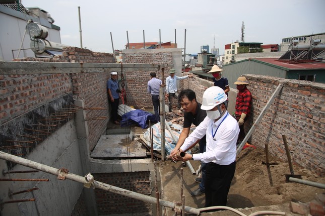 Cắt ngọn hàng loạt công trình sai phép tồn đọng ở quận 'lõi' Hà Nội ảnh 10