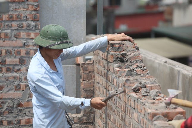 Cắt ngọn hàng loạt công trình sai phép tồn đọng ở quận 'lõi' Hà Nội ảnh 11