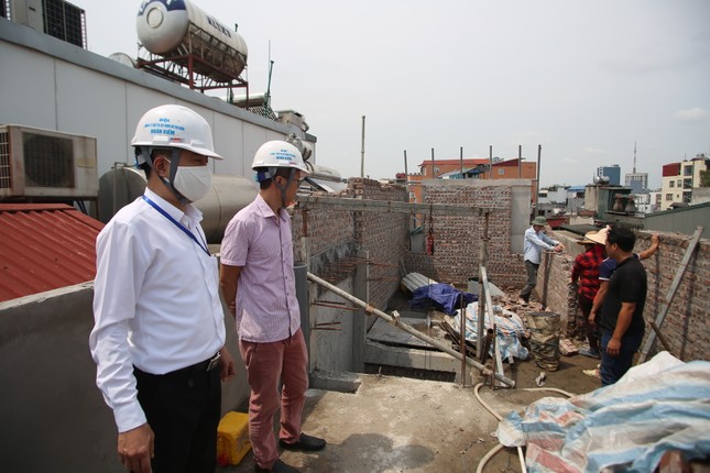 Cắt ngọn hàng loạt công trình sai phép tồn đọng ở quận 'lõi' Hà Nội ảnh 1
