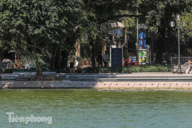 Diện mạo Hồ Gươm ra sao sau khi kè bê tông trường tồn, lát đá hoa cương? ảnh 2