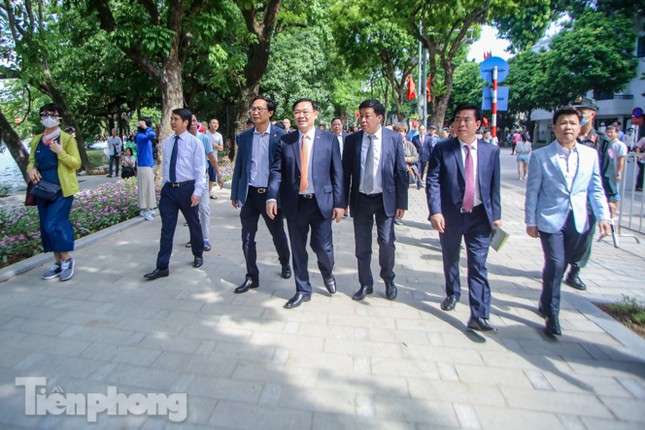 Bí thư Thành ủy Hà Nội gắn biển công trình cải tạo, chỉnh trang hồ Hoàn Kiếm ảnh 11