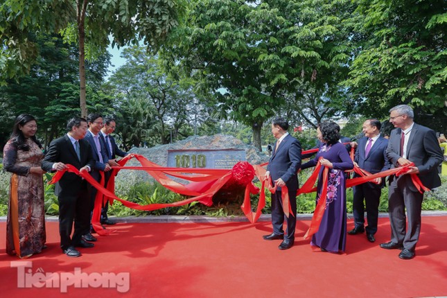 Bí thư Thành ủy Hà Nội gắn biển công trình cải tạo, chỉnh trang hồ Hoàn Kiếm ảnh 8