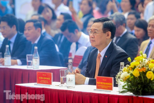 Bí thư Thành ủy Hà Nội gắn biển công trình cải tạo, chỉnh trang hồ Hoàn Kiếm ảnh 1