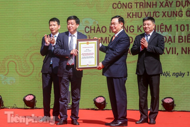 Bí thư Thành ủy Hà Nội gắn biển công trình cải tạo, chỉnh trang hồ Hoàn Kiếm ảnh 5