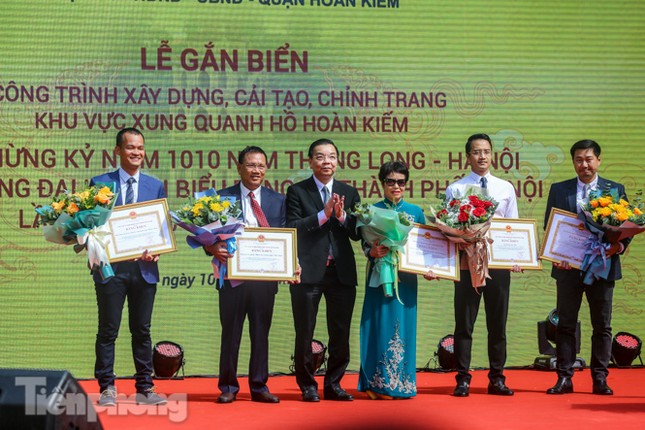 Bí thư Thành ủy Hà Nội gắn biển công trình cải tạo, chỉnh trang hồ Hoàn Kiếm ảnh 6