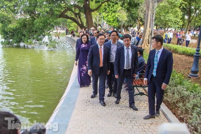 Bí thư Thành ủy Hà Nội gắn biển công trình cải tạo, chỉnh trang hồ Hoàn Kiếm ảnh 10