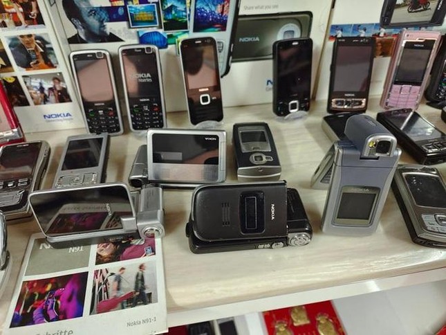 Bộ sưu tập 300 chiếc điện thoại cổ ‘độc nhất vô nhị’ của chàng trai Sài Gòn ảnh 3
