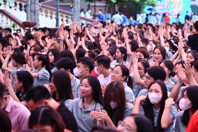 Nghi thức 'Trao cờ truyền thống' đặc biệt trong lễ khai giảng trường Phương Đông ảnh 3