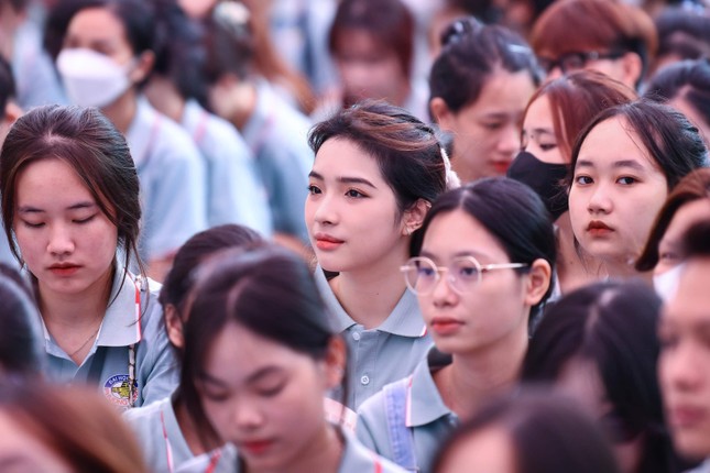 Nghi thức 'Trao cờ truyền thống' đặc biệt trong lễ khai giảng trường Phương Đông ảnh 4