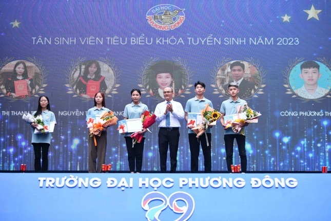 Nghi thức 'Trao cờ truyền thống' đặc biệt trong lễ khai giảng trường Phương Đông ảnh 7