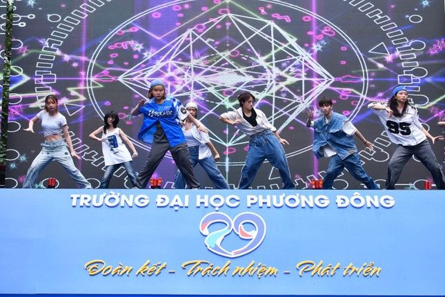 Nghi thức 'Trao cờ truyền thống' đặc biệt trong lễ khai giảng trường Phương Đông ảnh 11