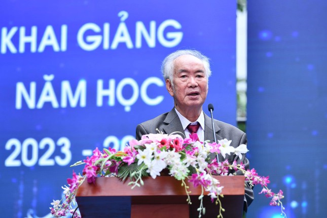 Nghi thức 'Trao cờ truyền thống' đặc biệt trong lễ khai giảng trường Phương Đông ảnh 2