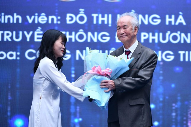 Nghi thức 'Trao cờ truyền thống' đặc biệt trong lễ khai giảng trường Phương Đông ảnh 5