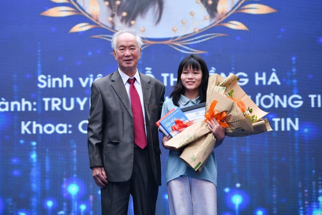 Nghi thức 'Trao cờ truyền thống' đặc biệt trong lễ khai giảng trường Phương Đông ảnh 6