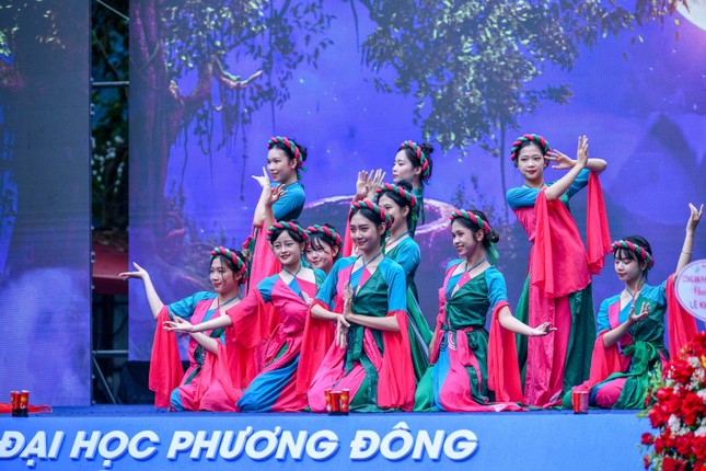 Nghi thức 'Trao cờ truyền thống' đặc biệt trong lễ khai giảng trường Phương Đông ảnh 10