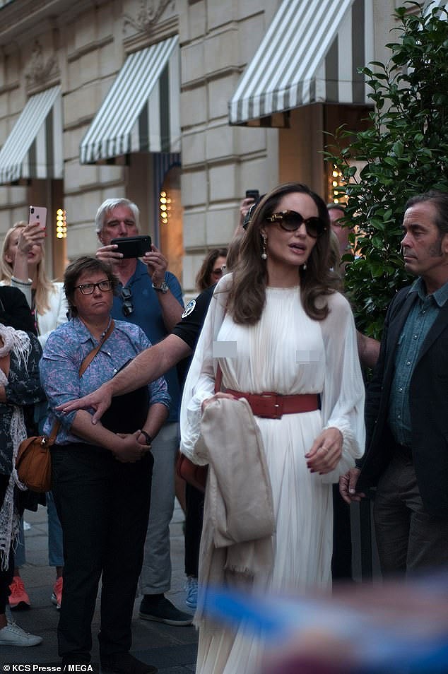 Angelina Jolie 'let loose' her breasts on the street again, photo 6