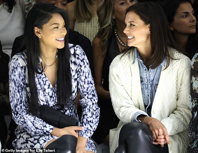 Katie Holmes gây ngạc nhiên với mốt không nội y, trẻ trung bất ngờ trên phố ảnh 2