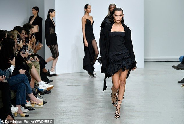 Bella Hadid kiêu sa, đẹp như tạc tượng hút mọi ánh nhìn trên đường băng ảnh 5