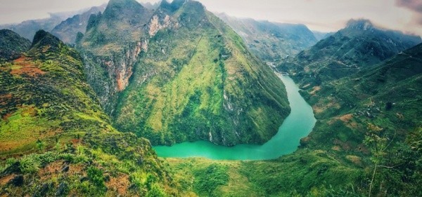 Con sông uốn quanh đèo Mã Pì Lèng có tên là gì?